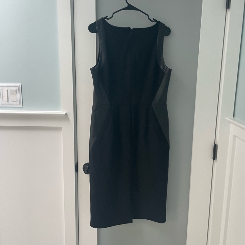 EUC WHBM Elegant Black Sleeveless Leather Trim Sheath Dress 10 - Picture 8 of 10